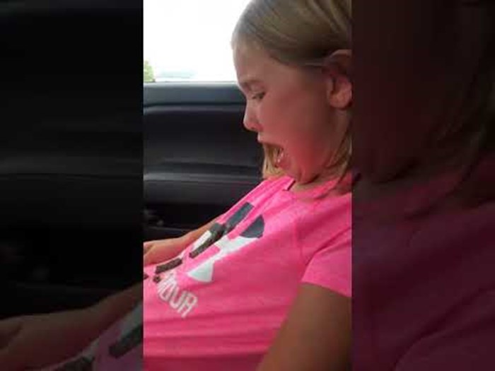 Djevojčica u autu počela plakati od muke, ostatak obitelji plakao od smijeha! Pogledajte što se dogodilo