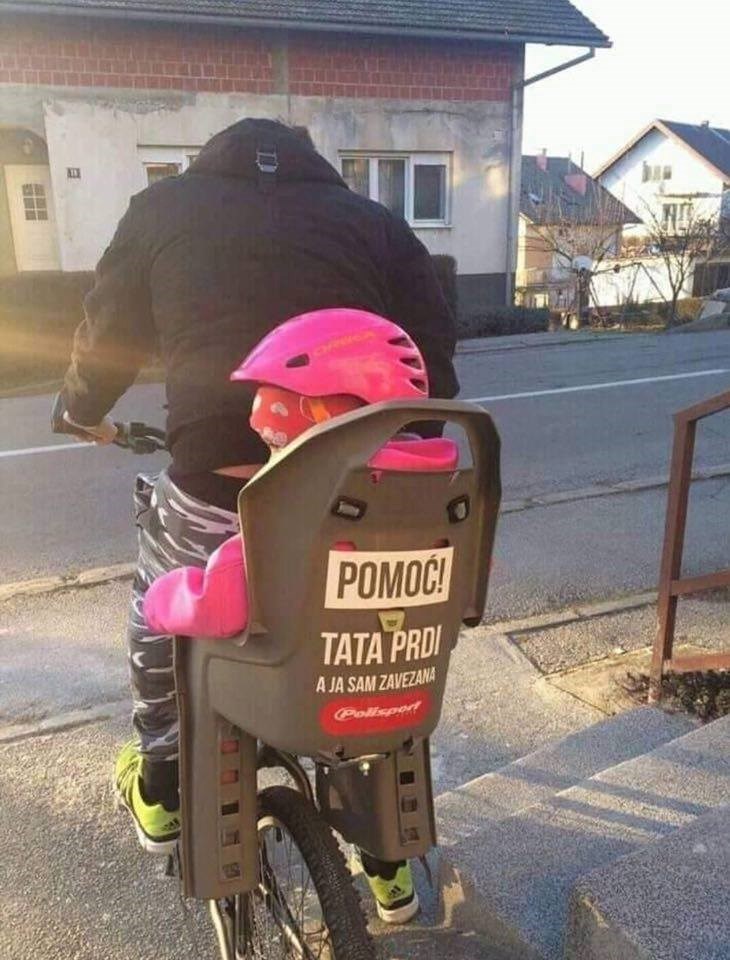 Tata je vozio svoju klinku na biciklu, prolaznike je nasmijao urnebesni natpis na sjedalici