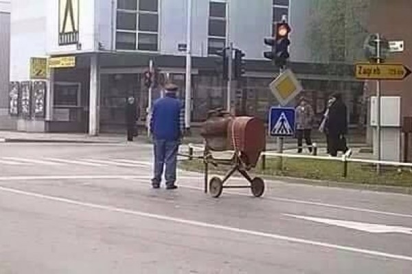 Zaustavljanje na semaforu je za pohvalu, no ovaj prizor je prolaznike potpuno zbunio