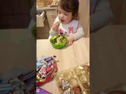 Nećete vjerovati da i ovakva djeca postoje: Pogledajte što je ova klinka učinila kad joj je mama nudila hranu