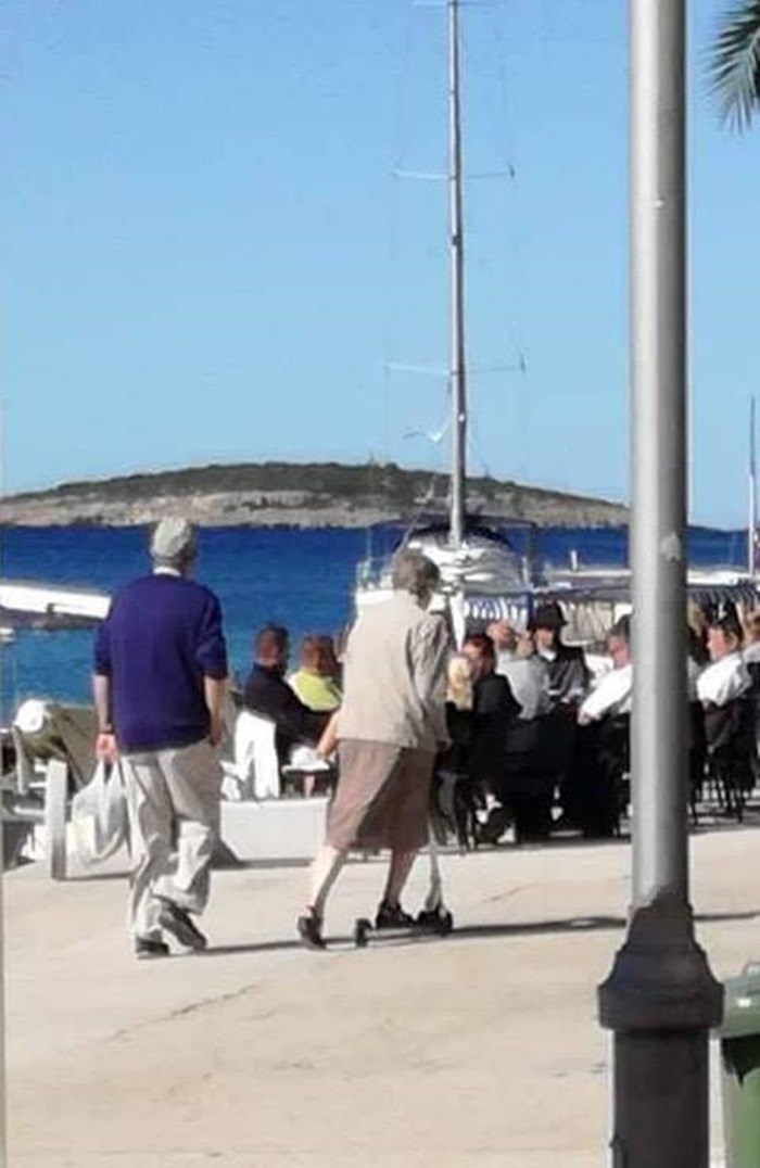 Baka iz Dalmacije privukla pažnju prolaznika: Uzela je svoje pomagalo i napravila show na rivi