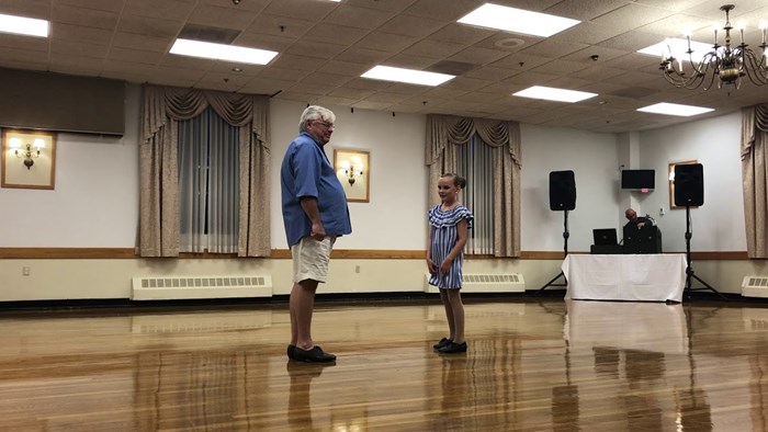 Djevojčica je zamolila djeda da joj bude plesni partner na priredbi, svojim talentom je zadivio sve okupljene