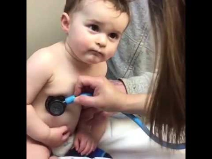 VIDEO Ova beba je učinila nešto preslatko dok je bila na pregledu kod doktorice