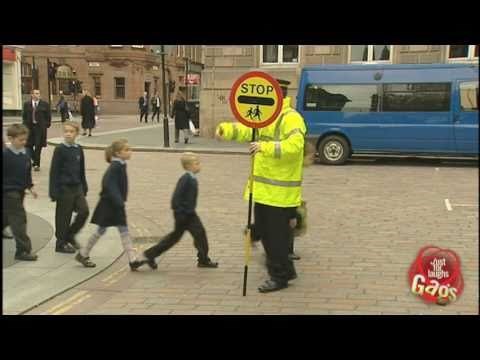 Prometni policajac je zaustavio aute kako bi pješaci mogli proći, vozači su ubrzo shvatili što se zapravo događa