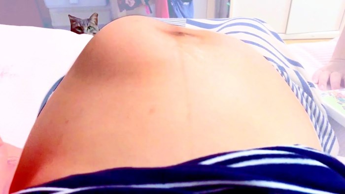 VIDEO Trudnica je ležala na krevetu, odjednom je snimila nešto što je izgledalo jako čudno