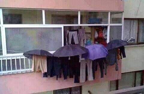 Vani je uporno padala kiša, no jedna je domaćica smislila kako će svejedno sušiti odjeću