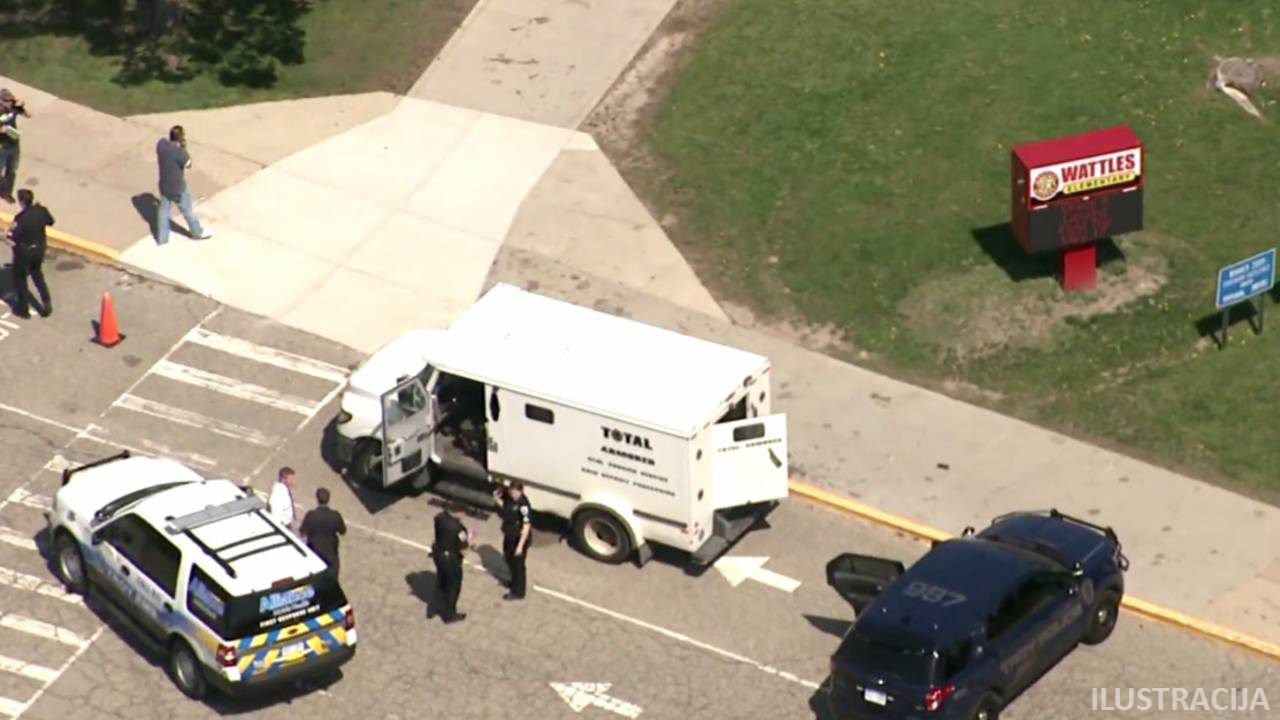 Zabrinuti otac htio je prijaviti perverznjaka koji prati njegove sinove, na kraju je shvatio da je to on