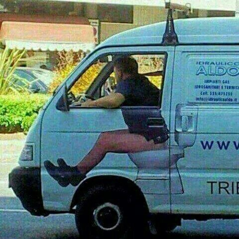 POTJERALO GA NA CESTI? Ovaj majstor ima reklamu koja se savršeno uklopila na njegov kombi