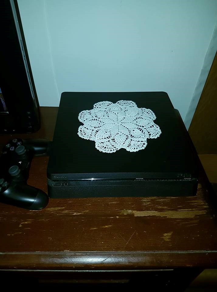 Kako prepoznati da u kući živi i baka? Unuk je dobio PlayStation, a baka ga je ukrasila svojim neizostavnim dodatkom