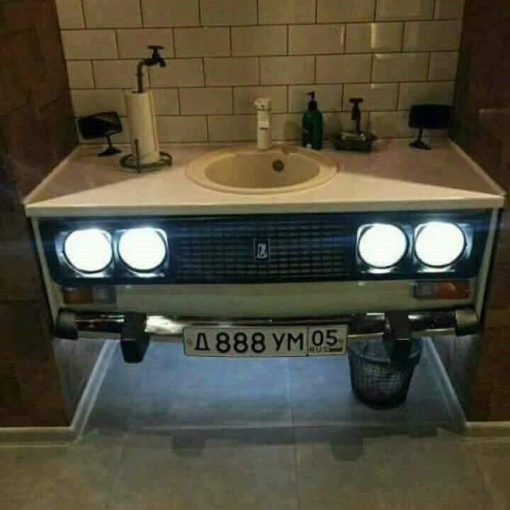 Rus se nije mogao odvojiti od svog ljubimca na 4 kotača, ugradio ga je u kupaonici