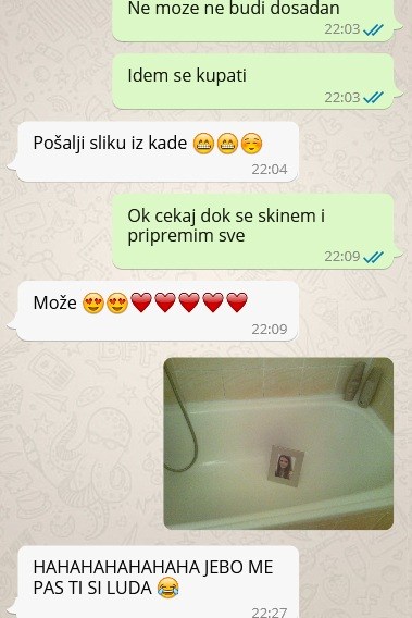 Dečko se ponadao da će od djevojke dobiti gole slike, nakon njenog odgovora puknuo je od smijeha