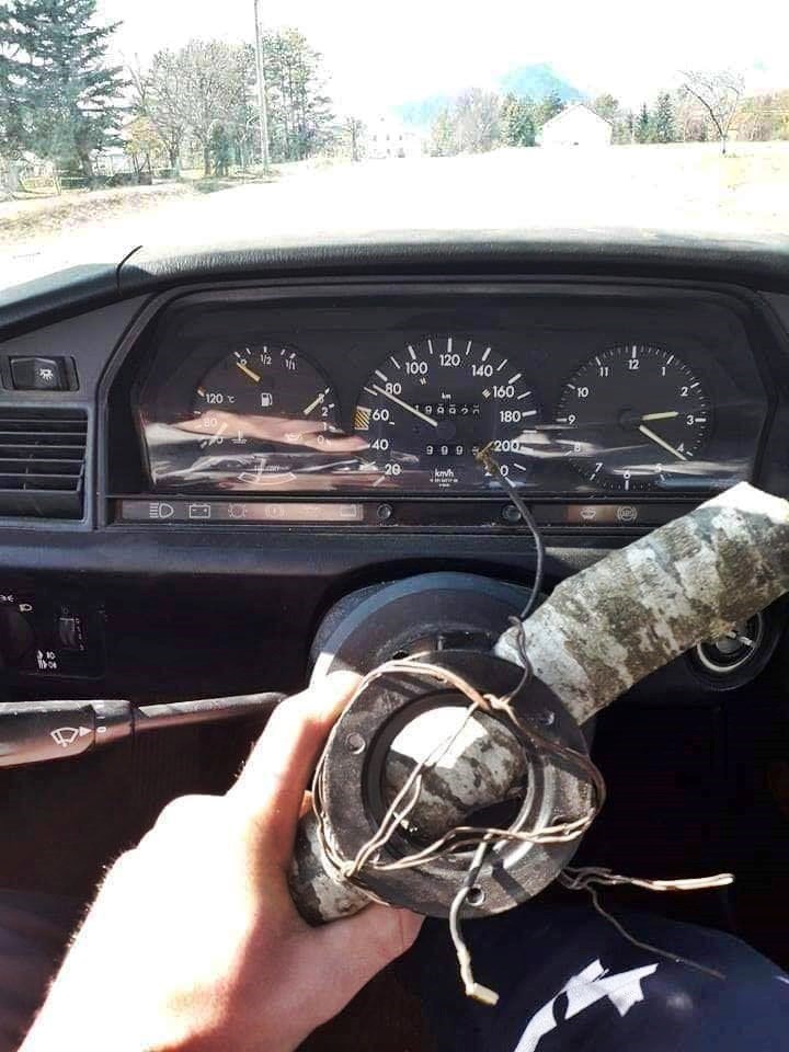 Kako nastaju prometne nesreće: Doslovno je ostao bez volana pa napravio čudnu zamjenu