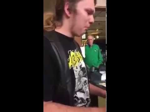 Nekoliko mjeseci nakon što je ostao bez oca, tinejdžer je dobio poklon zbog kojeg je ostao bez teksta