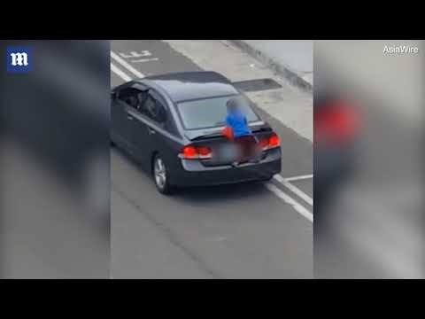 Snimka mamine kazne šokirala javnost: Dijete se penjalo na auto, ona prijetila da će ga ostaviti