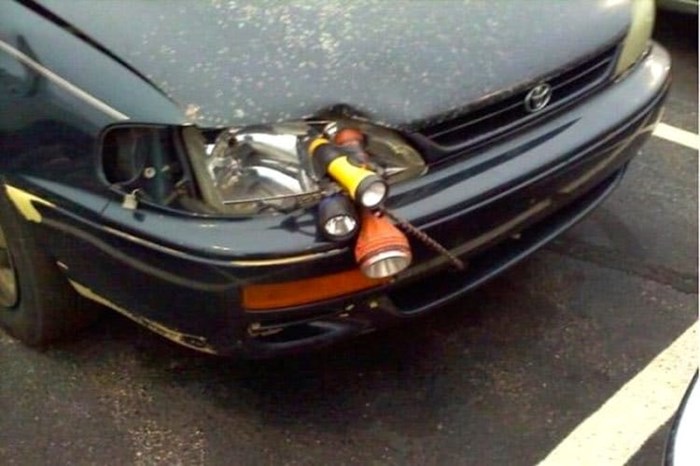 Otišlo mu je prednje svjetlo na automobilu pa je smislio neobično privremeno rješenje