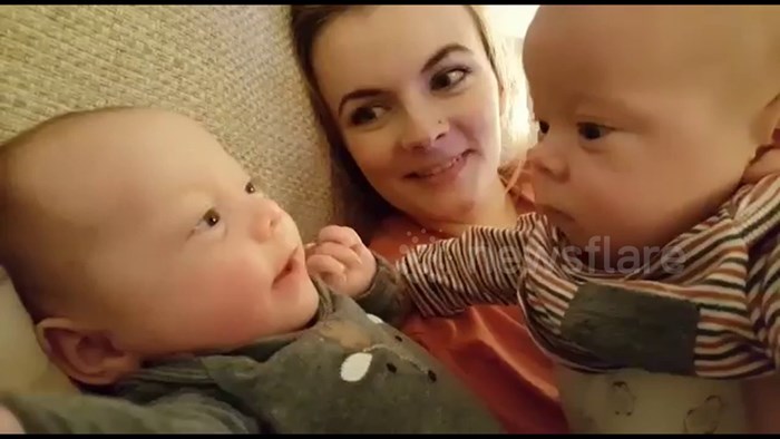 VIDEO Presladak prvi susret: Bebe blizanke su se prvi put međusobno vidjele, evo kako su reagirale