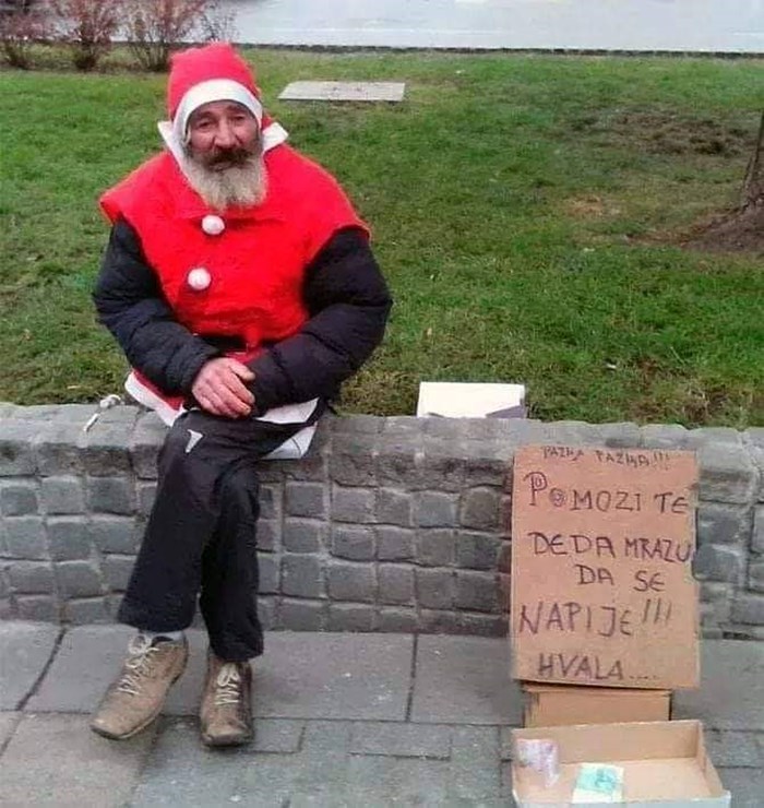 Djed Mraz iz Srbije bio je iskren pa je na kartonu napisao za što zapravo skuplja novac