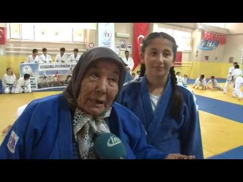 VIDEO Ova bakica ima 80 godina, no i dalje ponosno prezentira svoje borilačke vještine