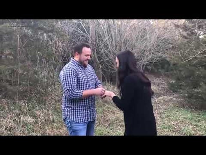 VIDEO Muškarac je odveo djevojku u šumu kako bi je zaprosio, ovakvu reakciju sigurno nije očekivao