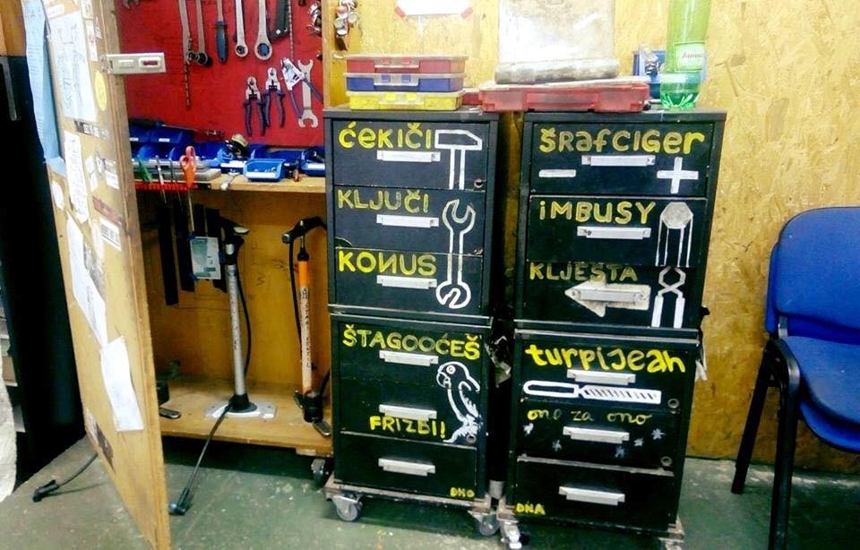 Ovaj majstor je nasmijao društvene mreže, pogledajte kako je označio svoje ladice