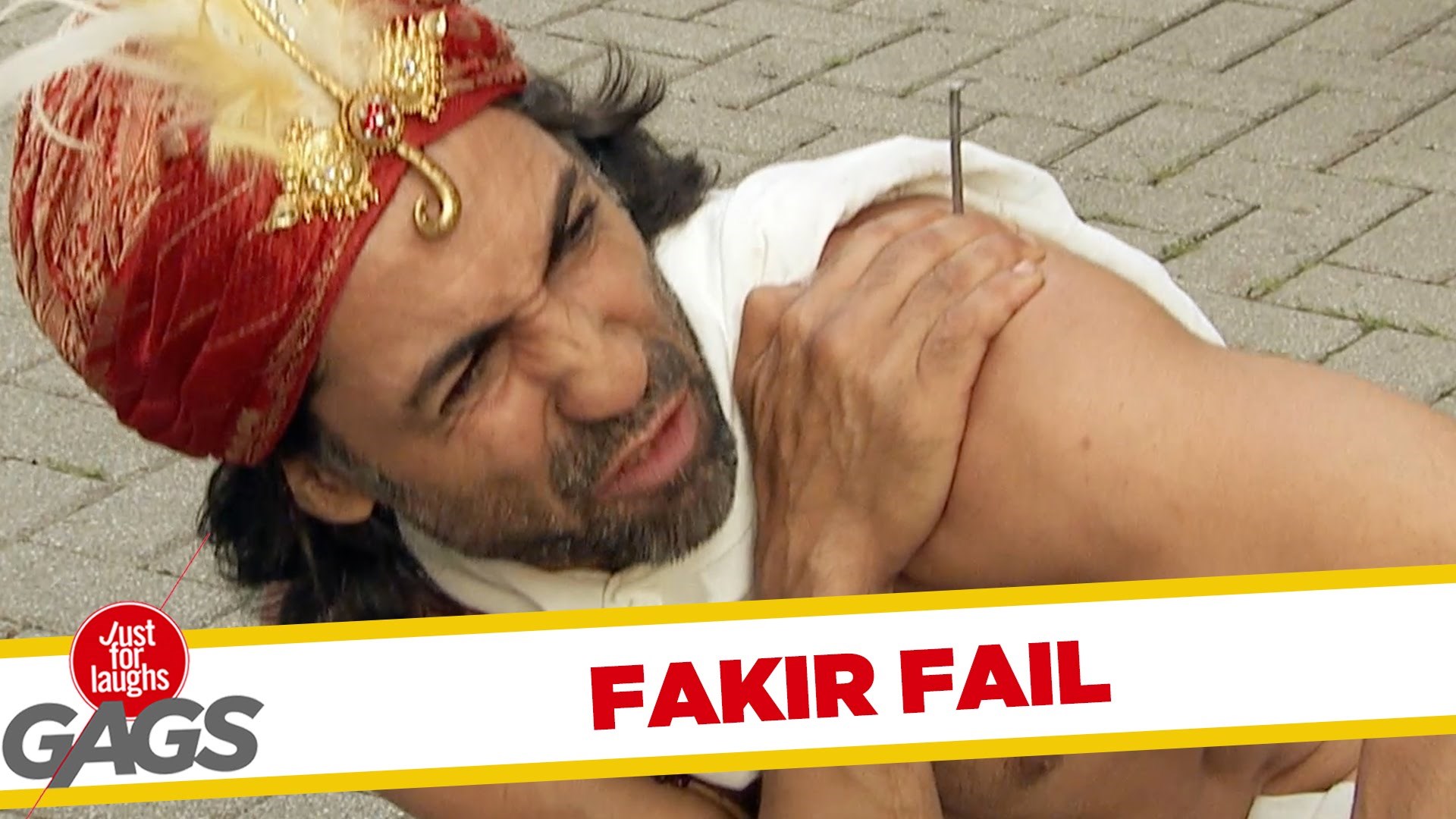 Ulični izvođač se hvalio kako može ležati na čavlima, svi su ostali šokirani kad se pojavio bauštelac