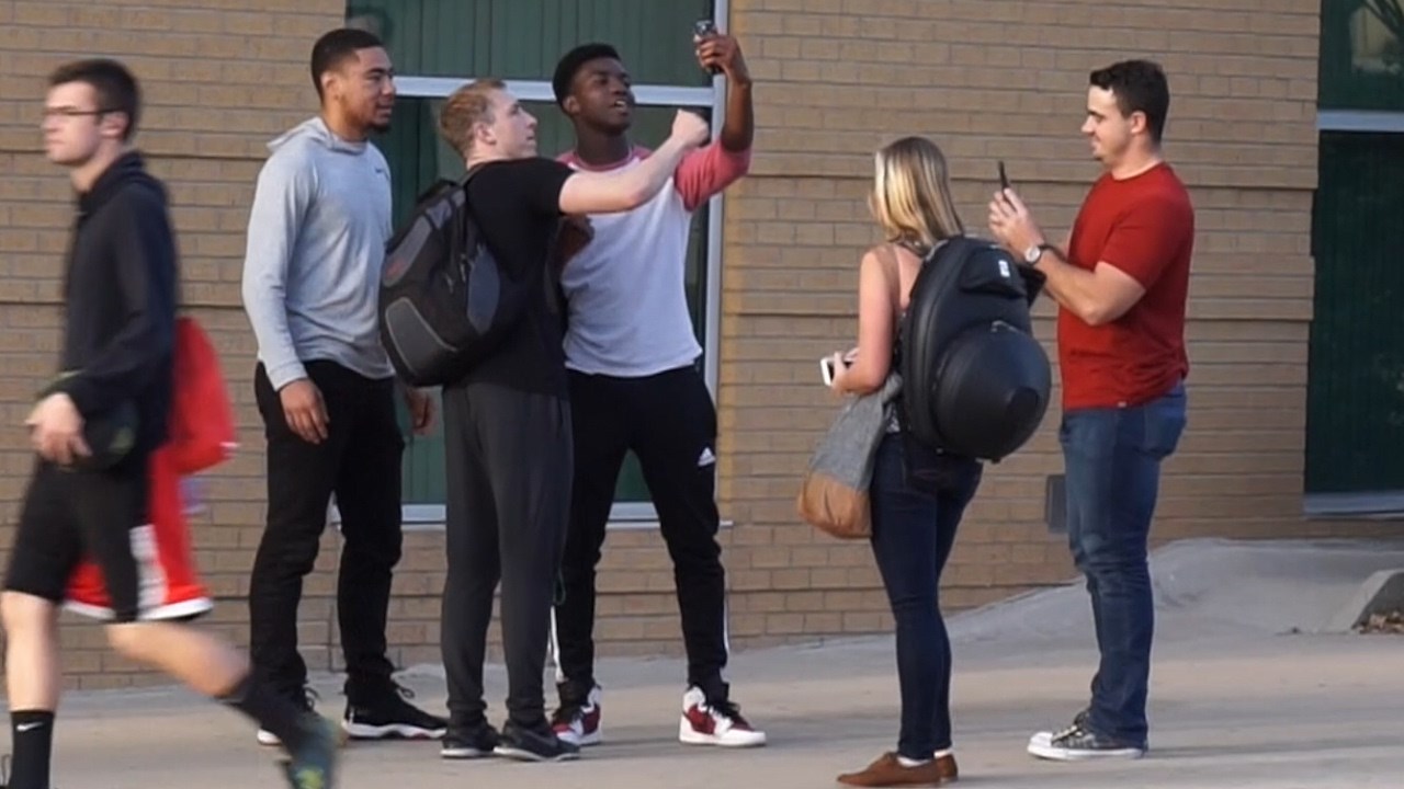 VIDEO Kako osvojiti bilo koju djevojku na ulici: Mladić je otkrio trik koji nije teško izvesti