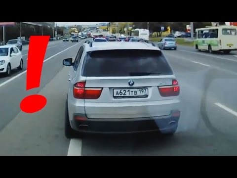 Vozač je uporno blokirao put hitnoj pomoći, pogledajte što je učinio nakon što su ga konačno zaobišli