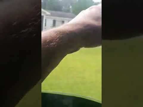 Američka obitelj je na bizaran način pokušala zaštiti kuću od uragana Florence, mještanin je sve snimio