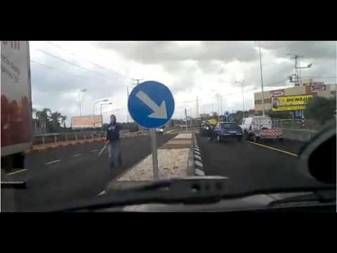 Bijesni mladić je uzeo metalnu šipku i krenuo prema drugom autu, no brzo se smirio kad je izašao vozač