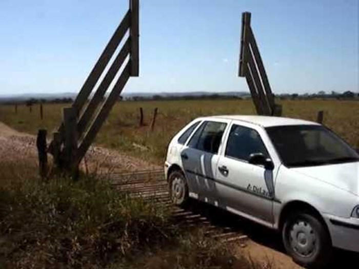 VIDEO Ova drvena ograda iznenadi svakog vozača, pogledajte što se dogodi kad se približi automobil