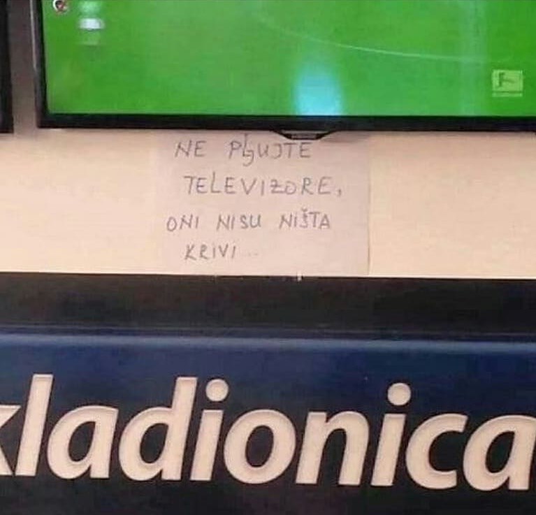 Radnica kladionice zalijepila je smiješnu zamolbu ljutim kladioničarima koji nisu pogodili parove