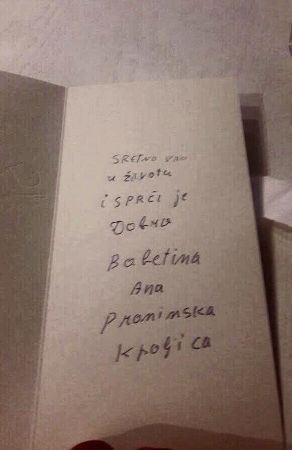 81-godišnja baka unuku ostavila urnebesnu čestitku na vjenčanju i nasmijala cijelu obitelj