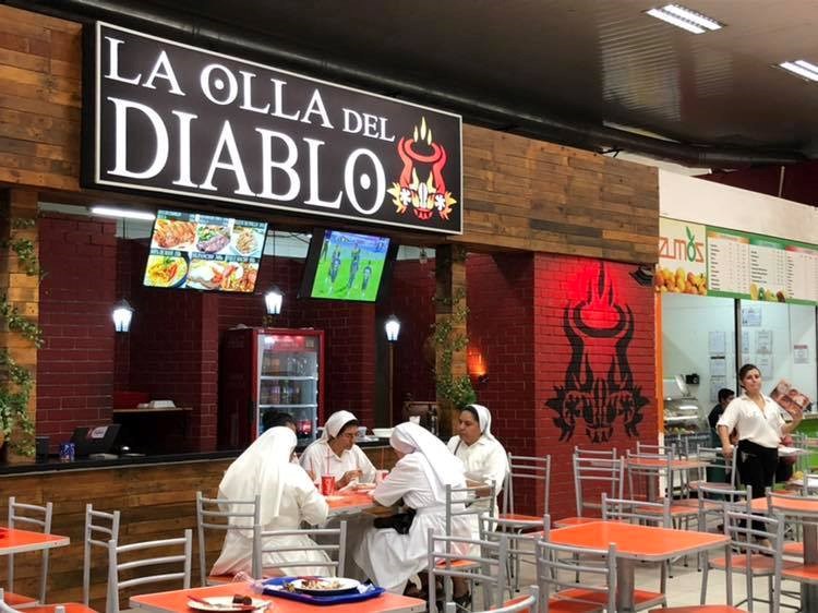 Ova fotografija je dokaz da restoran s lijeve strane ima pakleno dobru hranu