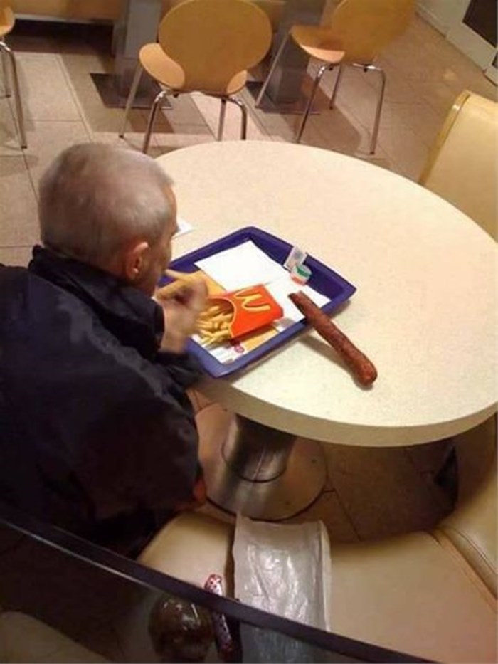 Stariji muškarac nije bio zadovoljan ponudom restorana brze prehrane, riješio je to na vrlo jednostavan način