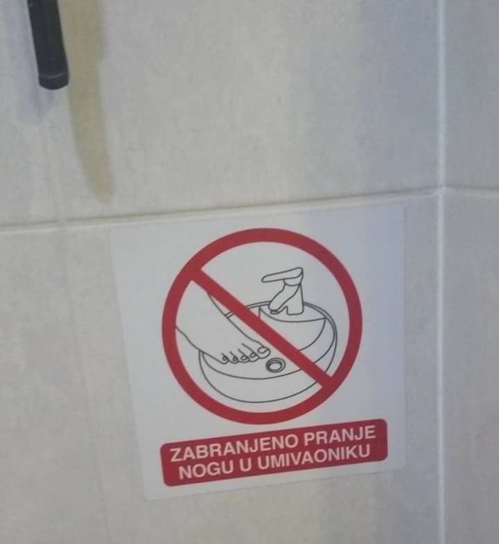 U WC-u su naišli na sve i svašta pa su odlučili objesiti neobičnu obavijest