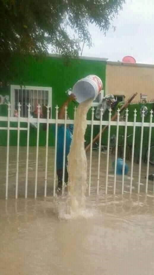 Poplava skroz potopila grad, ovaj "genijalac" je našao način da se osveti susjedu