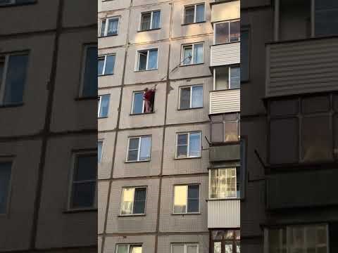 VIDEO Hrabra žena se popela na prozor zgrade pa dobila pljesak nakon što je spasila život