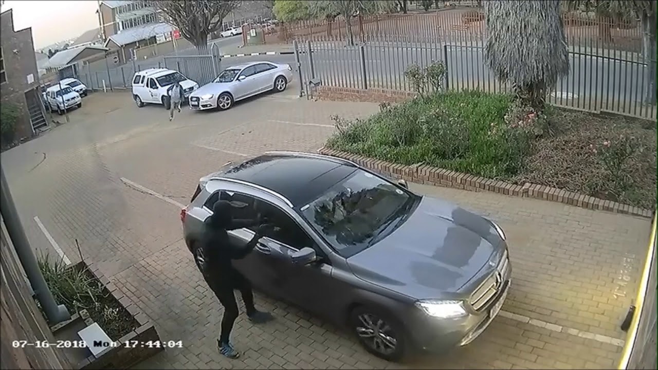 Vozač Mercedesa se bez previše razmišljanja zabio u Audi, napeta snimka objašnjava pravi razlog