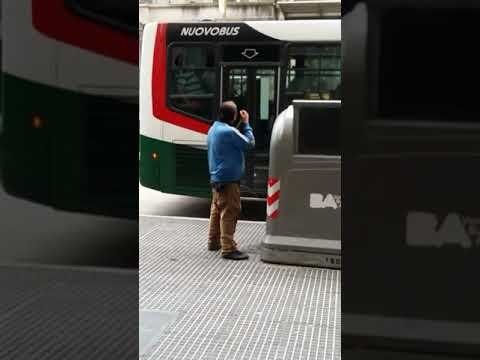 VIDEO Slučajnim prolaznicima se zgadio život kad su vidjeli kako se ovaj čovjek "sređivao" nasred ulice