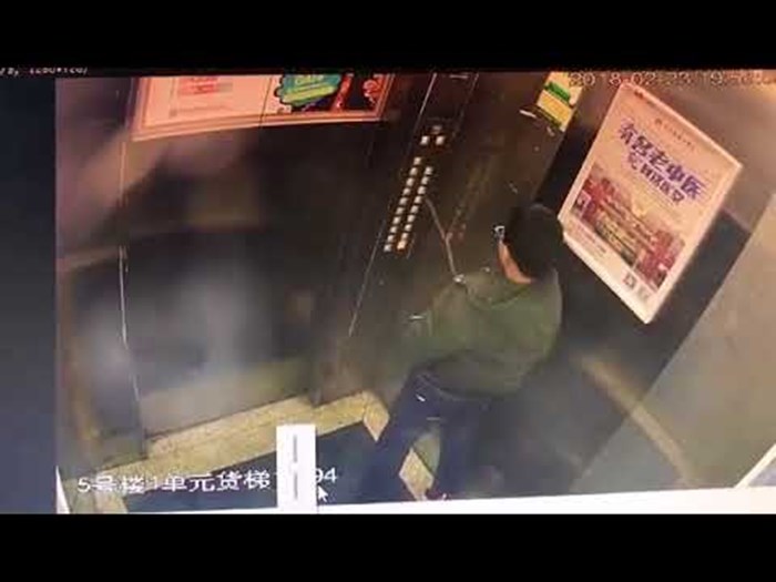 VIDEO Mladić se popišao po tipkama u liftu, a onda je shvatio da to nije bila pametna odluka
