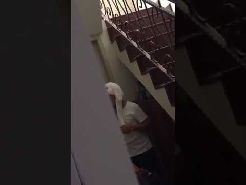 Dijete je kriomice snimilo znatiželjnog tatu pred ogledalom, snimka je nasmijala korisnike društvenih mreža