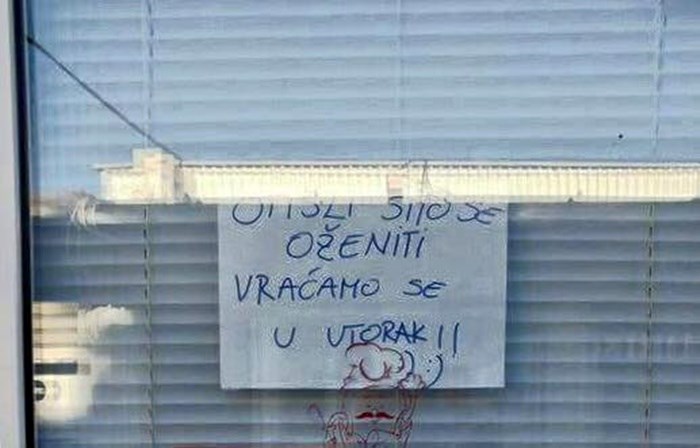 Kupce je na ulazu u radnju dočekala simpatična poruka, vlasnici su objasnili zbog čega nitko nije tu