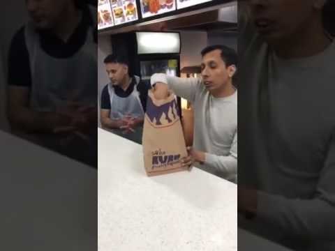 VIDEO Lik je posao u restoranu brze prehrane shvatio doslovno, pogledajte kako poslužuje goste