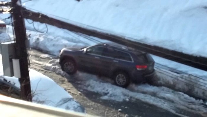 VIDEO Čovjek zapeo u snijegu pa izgubio živce, susjed s prozora snimao njegove očajnike pokušaje