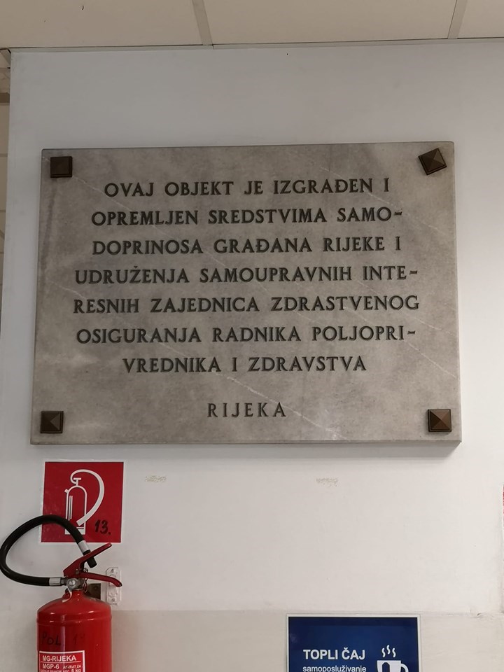 U Hrvatskoj čak i ploče na "ozbiljnim" zgradama imaju nevjerojatne greške