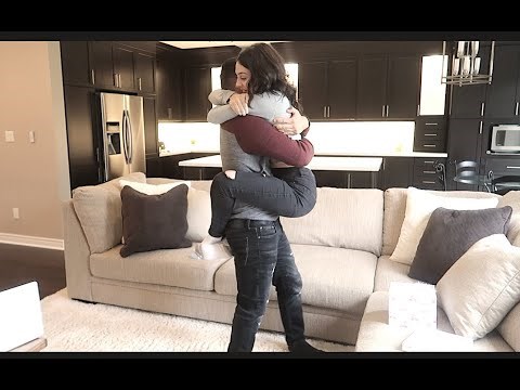 Djevojku je zamolio da sjedne na kauč kako bi "igrali igru", no dočekala ju je najljepša video prosidba ikad