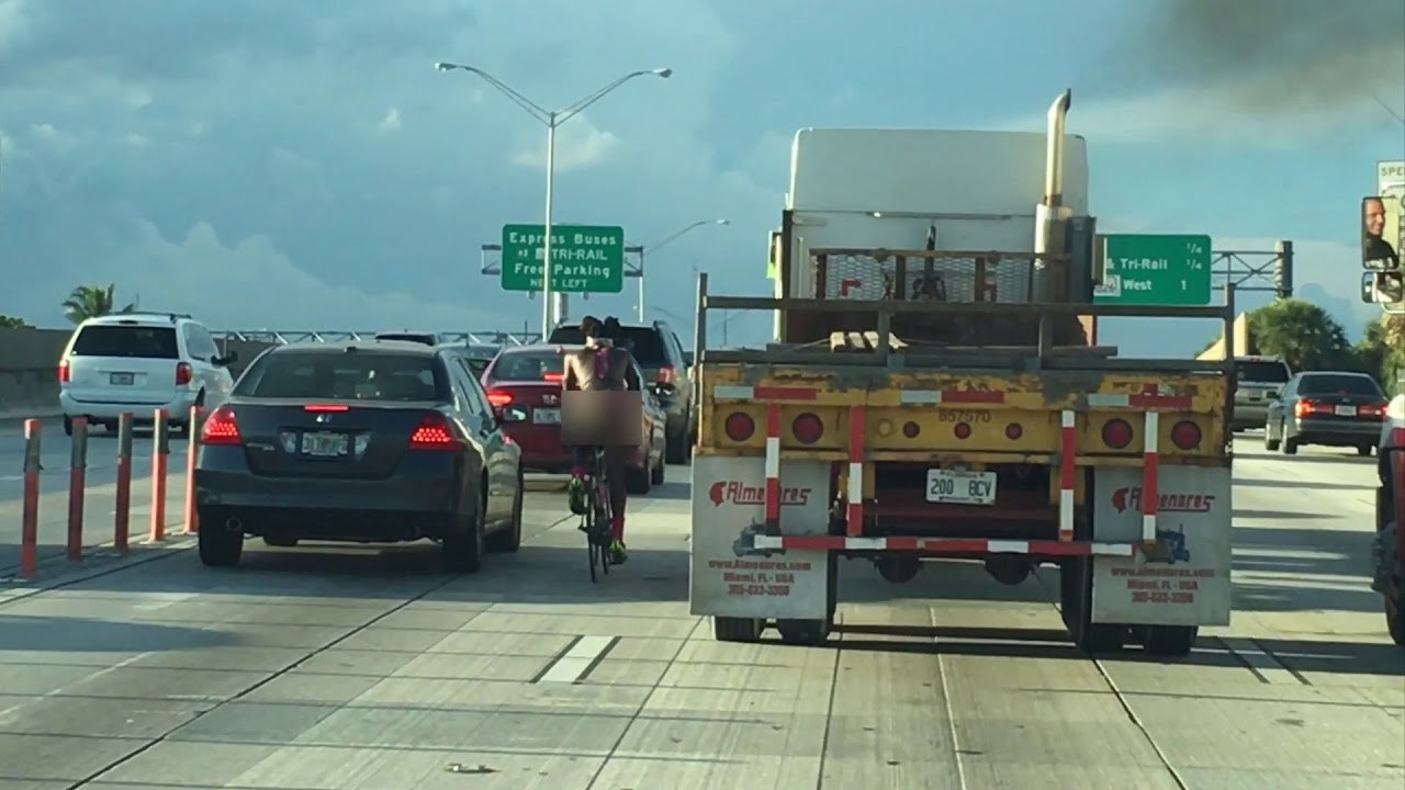 BICIKLIST SKROZ PUKAO Vozači nisu mogli vjerovati svojim očima kad su vidjeli ovog lika na autocesti