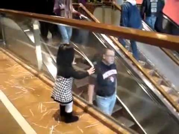 VIDEO Klinkica stala kraj pokretnih stepenica i uljepšala dan posjetiteljima trgovačkog centra
