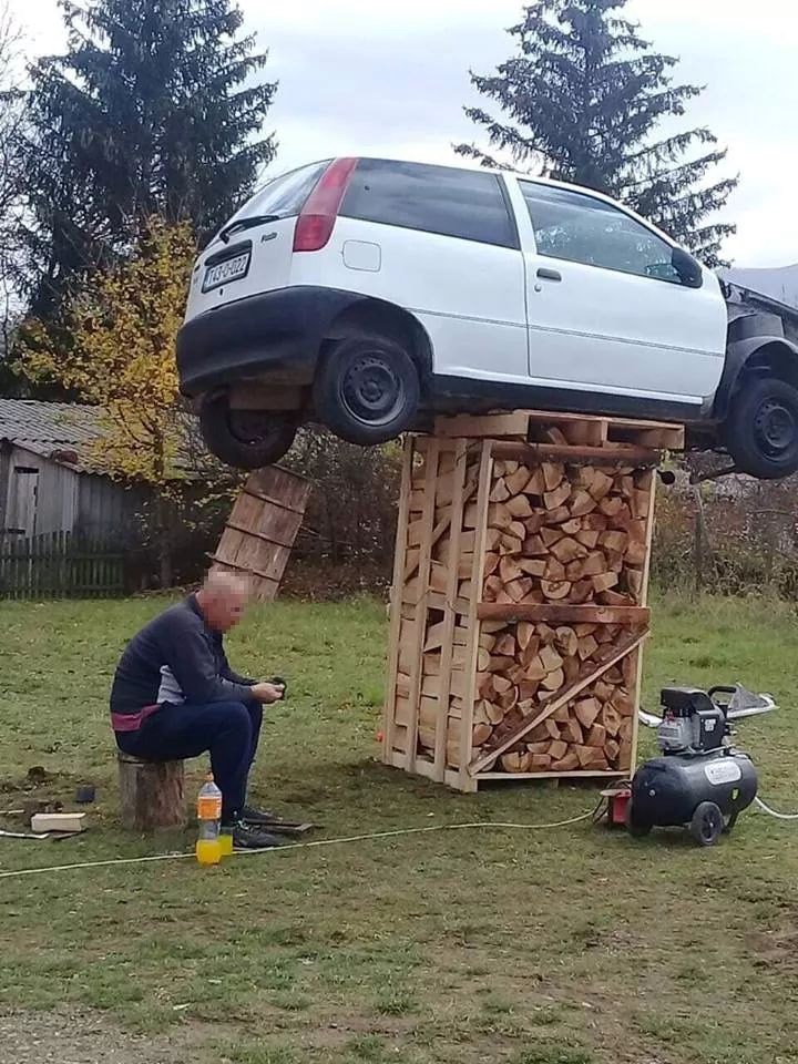 Fotka koju malo tko može objasniti: Muškarac iz BiH sjedi na panju, a iza njega...