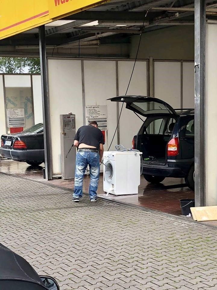 Netko je iskoristio samoposlužnu autopraonicu kako bi usput oprao i nešto drugo